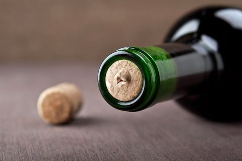 Mit einem Korkenzieher oder Kellnermesser wäre es ganz leicht, die Flasche zu entkorken - aber was, wenn man das Hilfsmittel gerade nicht zur Hand hat?