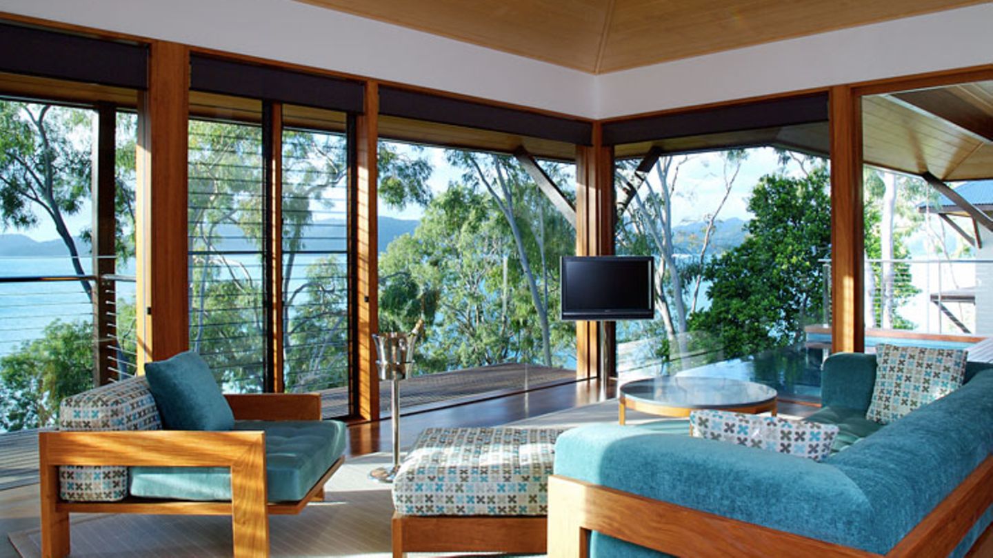 Queensland: Qualia  Das an der Nordspitze von Hamilton Island gelegene Qualia gehört ebenfalls zum Verbund der Luxury Lodges of Australia. Die zwei Infinity-Becken, die Traumstrände und die schillernde Unterwasserwelt des Great Barrier Reef sind zum Greifen nah. Allen Gästen steht während ihres Aufenthaltes im Qualia ein Golf-Buggy zur Verfügung.