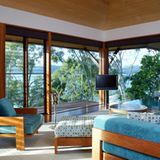 Queensland: Qualia  Das an der Nordspitze von Hamilton Island gelegene Qualia gehört ebenfalls zum Verbund der Luxury Lodges of Australia. Die zwei Infinity-Becken, die Traumstrände und die schillernde Unterwasserwelt des Great Barrier Reef sind zum Greifen nah. Allen Gästen steht während ihres Aufenthaltes im Qualia ein Golf-Buggy zur Verfügung.