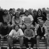 Alles begann im Jahr 1990, damals kamen 800 Leute nach Wacken. Organisiert wird das Festival seit damals von Thomas Jensen (zweite Reihe, schwarzes T-Shirt, rechts) und Holger Hübner. Alles ging damals noch familiär zu in der Kuhle, so hieß das ursprüngliche Festivalgelände. Jensens Bruder kümmert sich um Getränke und Verpflegung, die Organisatoren selbst zapften Bier und sorgten für die Musik. Jensen spielte in seiner Band "Skyline" Bass, Hübner legte als DJ Rock- und Metal-Platten auf.