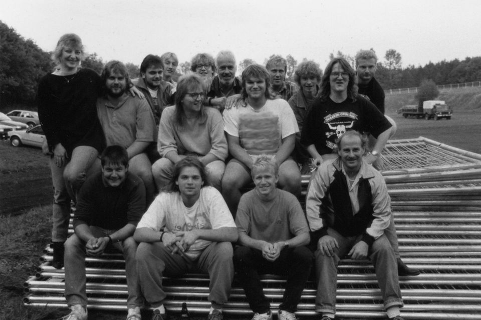 25 Jahre Matsch und Metal: Alles begann im Jahr 1990, damals kamen 800 Leute nach Wacken. Organisiert wird das Festival seit damals von Thomas Jensen (zweite Reihe, schwarzes T-Shirt, rechts) und Holger Hübner. Alles ging damals noch familiär zu in der Kuhle, so hieß das ursprüngliche Festivalgelände. Jensens Bruder kümmert sich um Getränke und Verpflegung, die Organisatoren selbst zapften Bier und sorgten für die Musik. Jensen spielte in seiner Band "Skyline" Bass, Hübner legte als DJ Rock- und Metal-Platten auf. Alles begann im Jahr 1990, damals kamen 800 Leute nach Wacken. Organisiert wird das Festival seit damals von Thomas Jensen (zweite Reihe, schwarzes T-Shirt, rechts) und Holger Hübner. Alles ging damals noch familiär zu in der Kuhle, so hieß das ursprüngliche Festivalgelände. Jensens Bruder kümmert sich um Getränke und Verpflegung, die Organisatoren selbst zapften Bier und sorgten für die Musik. Jensen spielte in seiner Band "Skyline" Bass, Hübner legte als DJ Rock- und Metal-Platten auf.