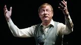 Der Schauspieler mit einem Glas Rotwein bei einer Probe zu Beethovens "Fidelio", wo er den Kerkermeister Rocco gab. Otto Sander hatte schon immer einen exzessiven Lebenswandel. Er trank viel und rauchte Kette. Daran änderte auch seine Krebserkrankung nichts.