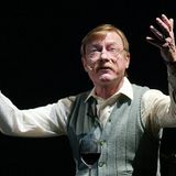 Der Schauspieler mit einem Glas Rotwein bei einer Probe zu Beethovens "Fidelio", wo er den Kerkermeister Rocco gab. Otto Sander hatte schon immer einen exzessiven Lebenswandel. Er trank viel und rauchte Kette. Daran änderte auch seine Krebserkrankung nichts.