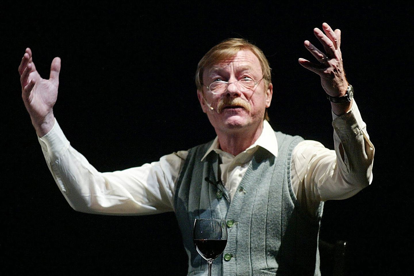 Der Schauspieler mit einem Glas Rotwein bei einer Probe zu Beethovens "Fidelio", wo er den Kerkermeister Rocco gab. Otto Sander hatte schon immer einen exzessiven Lebenswandel. Er trank viel und rauchte Kette. Daran änderte auch seine Krebserkrankung nichts.