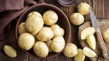 Kartoffeln  Kartoffeln sind eigentlich leicht zu lagern. Trotzdem muss man wenige Punkte beachten. Legen Sie Kartoffeln nie in den Kühlschrank, sondern suchen Sie einen dunklen, gleichtemperierten Ort. Am besten in der Vorratskammer. Kartoffeln sollten auch nicht unmittelbar neben dem Herd, unter der Spüle oder in der Nähe eines Fensters lagern. Denn Wärme lässt die Kartoffeln sprießen, während Kälte die Kartoffelstärke in Zucker verwandelt.