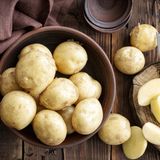 Kartoffeln  Kartoffeln sind eigentlich leicht zu lagern. Trotzdem muss man wenige Punkte beachten. Legen Sie Kartoffeln nie in den Kühlschrank, sondern suchen Sie einen dunklen, gleichtemperierten Ort. Am besten in der Vorratskammer. Kartoffeln sollten auch nicht unmittelbar neben dem Herd, unter der Spüle oder in der Nähe eines Fensters lagern. Denn Wärme lässt die Kartoffeln sprießen, während Kälte die Kartoffelstärke in Zucker verwandelt.