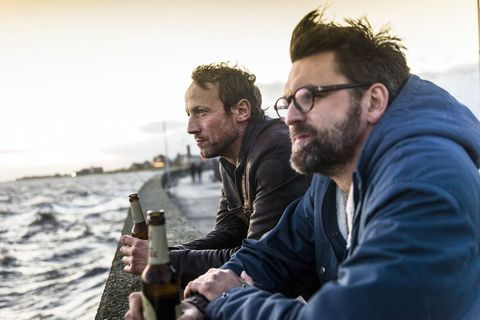 Darauf ein Bier: Thorsten Falke (Wotan Wilke Möhring) trifft in Wilhelmshafen seine Freund und Kollegen Jan Katz (Sebastian Schipper) wieder