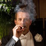 Erst im Jahr 1908 wurde der Brite Houston Stewart Chamberlain (Heino Ferch) in den Schoß der Familie Wagner aufgenommen. Ein verhängnisvoller Schritt: Chamberlain ist ein schlimmer Rassist und verstärkt die durch Richard Wagners ohnehin bestehenden Verbindungen Bayreuths zu antisemitischem Gedankengut.