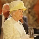 Zum Schluss durfte die Königin ein kleines Modell als Andenken an ihren Besuch mitnehmen.   Bislang existieren sieben Staffeln von "Game of Thrones", im kommenden Jahr soll die Serie dann ihren Abschluss finden.