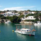 Liegeplätze für Kenner: die Cala de Sant Esteve beim Fort Marlborough.