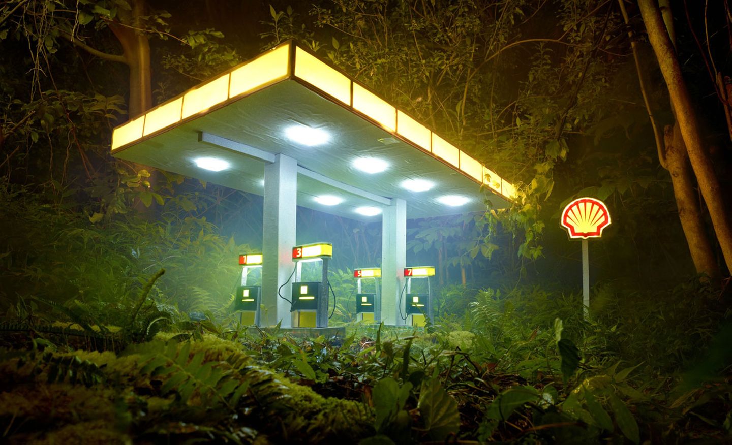 Von David LaChapelle inszeniert und illuminiert sieht diese Shell-Tankstelle aus, als läge sie mitten im Urwald. Sie wirkt wie eine Kulisse in einem David-Lynch-Film