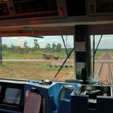 Perspektive aus dem Führerstand: Vor den beiden Lokführern Bob und Ike liegt eine fast durchweg einspurige Strecke von 2979 Kilometern Länge. Sie verläuft oft parallel zum heutigen Stuart Highway. Die Schienen folgen damit der Route, die der Entdecker John McDouall Stuart 1861/62 bei der ersten Süd-Nord-Durchquerung Australiens unter größten Qualen genommen hatte.