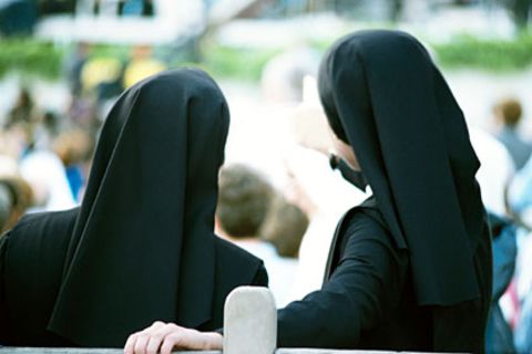 Jungen und Mädchen wurden über Jahrzehnte in Schweizer Kinderheimen von Nonnen geprügelt, missbraucht und tyrannisiert