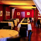 Henry's Restaurant: Hobart, Tasmanien  Direkt am Hafen von Hobart mit seinem dümpelten Fischerbooten wurde ein altes Klinkergebäude, das ursprünglich als Marmeladenfabrik diente, zu einem kleinen und feinen Hotel mit viel Kunst an den Wänden umgebaut. Im Restaurant des The Henry Jones komponiert Küchenchef Terrence Barrett tasmanische Küche mit den bestes Zutaten - von den Feldern und Weiden der Insel und aus den Gewässern vor der Küste.  Info: wwww.thehenryjones.com