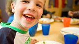 Lassen Sie Ihr Kind selbst bestimmen, wie viel es essen möchte. Beim Essen zählt Spaß, nicht Zwang. Es ist in Ordnung, wenn Ihr Kind mal mehr oder weniger zu sich nimmt - dadurch wird es nicht unterversorgt oder übergewichtig, sondern entwickelt ein Gespür für die eigenen Bedürfnisse