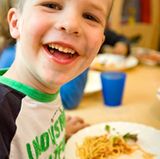 Lassen Sie Ihr Kind selbst bestimmen, wie viel es essen möchte. Beim Essen zählt Spaß, nicht Zwang. Es ist in Ordnung, wenn Ihr Kind mal mehr oder weniger zu sich nimmt - dadurch wird es nicht unterversorgt oder übergewichtig, sondern entwickelt ein Gespür für die eigenen Bedürfnisse