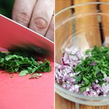 Nun wird die Petersilie fein geschnitten. Die Betonung liegt auf "schneiden"! Wer Kräuter hackt, zerquetscht die Zellstruktur der Pflanze. Die aromareichen Öle landen so auf dem Schnittbrett und nicht in der Speise, wo sie hingehören.