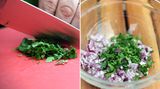 Nun wird die Petersilie fein geschnitten. Die Betonung liegt auf "schneiden"! Wer Kräuter hackt, zerquetscht die Zellstruktur der Pflanze. Die aromareichen Öle landen so auf dem Schnittbrett und nicht in der Speise, wo sie hingehören.