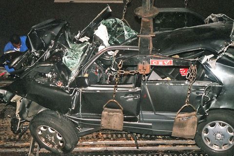 Das zertrümmerte Fahrzeug, in dem Prinzessin Diana, ihr Begleiter Dodi Al-Fayed und der Fahrer Henri Paul 1997 in Paris ums Leben kamen.