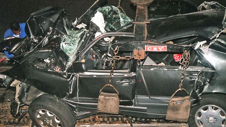 Das zertrümmerte Fahrzeug, in dem Prinzessin Diana, ihr Begleiter Dodi Al-Fayed und der Fahrer Henri Paul 1997 in Paris ums Leben kamen.