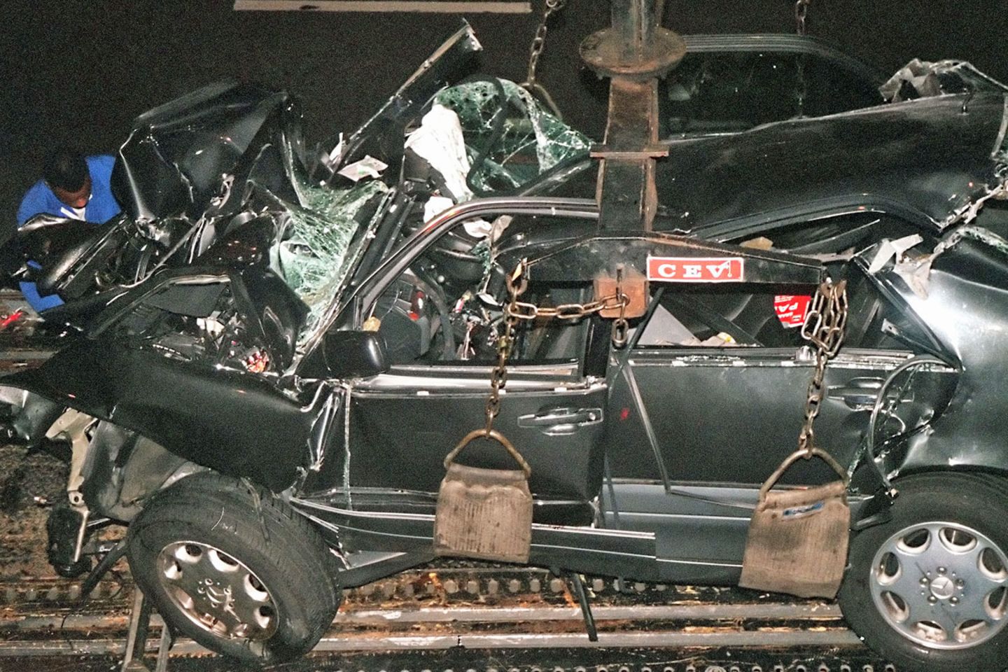 Das zertrümmerte Fahrzeug, in dem Prinzessin Diana, ihr Begleiter Dodi Al-Fayed und der Fahrer Henri Paul 1997 in Paris ums Leben kamen.