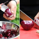 Augen zu und durch: Zwiebeln schälen. Die Papierhaut und die oberste Schale müssen runter. Die Wurzel dranlassen! Sie hält die Zwiebelstücke zusammen. Wir wollen am Ende schließlich Stücke zum Picken und keinen Auflauf zum Löffeln.