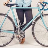 Werbetxterin Etainn Zwer kommen ihre Einfälle auf dem Rad. Der Rahmen vom Trödler wurde in ihrer Wunschfarbe lackiert.