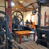 Die geernteten Trauben werden bei Samuel's Gorge in 120 Jahre alten Steinbecken gepresst. Einmal im Monat versammeln sich seine Mitarbeiter in dem alten Landhaus um den Tisch. Justin kocht Lasagne und sie genießen den eigenen Wein. Ein entspannter Moment in seiner Sieben-Tage-Woche. "Ich würde es nicht noch einmal machen, es war so viel Arbeit", sagt der Winzer im Rückblick zur Übernahme des Weinguts