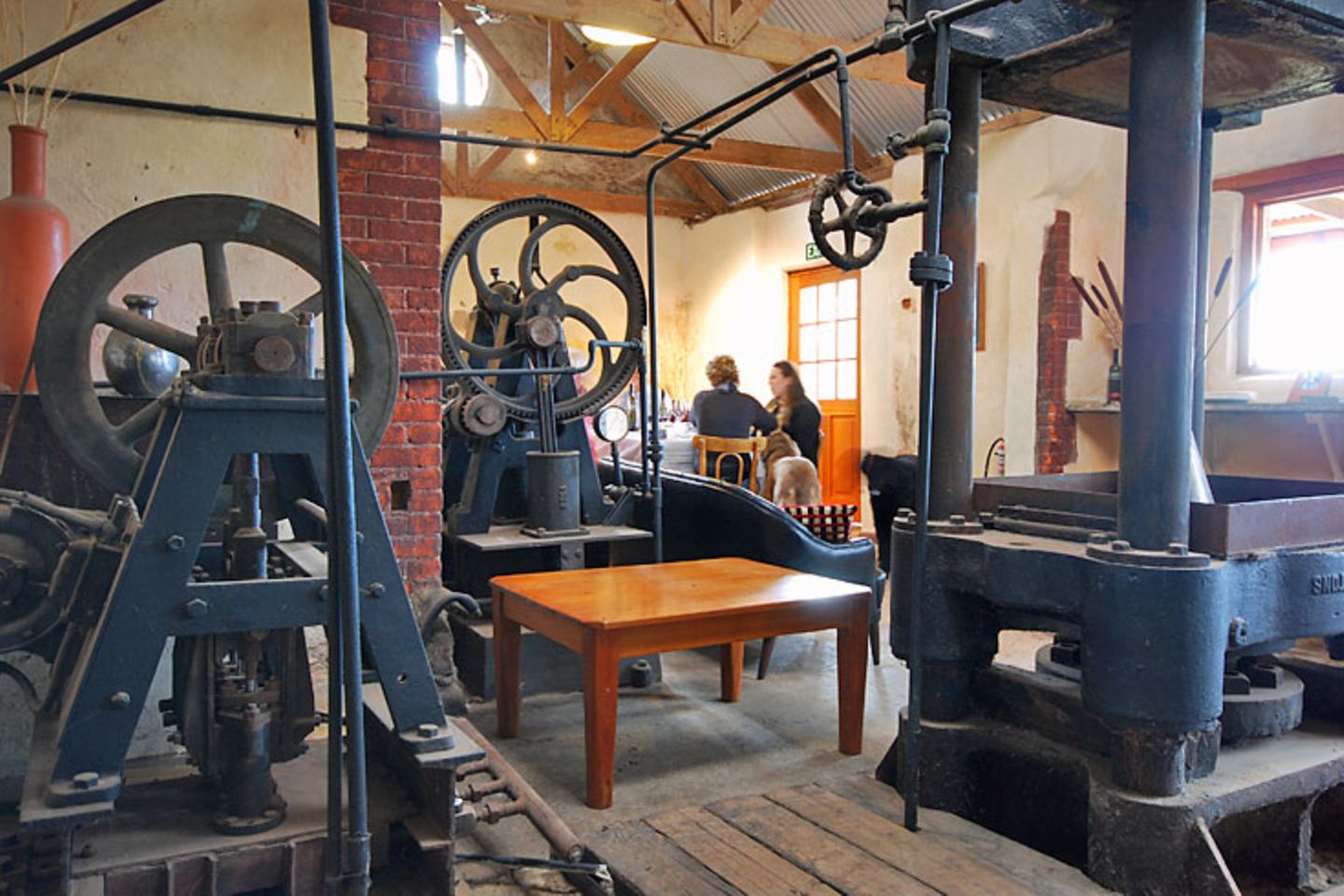 Die geernteten Trauben werden bei Samuel's Gorge in 120 Jahre alten Steinbecken gepresst. Einmal im Monat versammeln sich seine Mitarbeiter in dem alten Landhaus um den Tisch. Justin kocht Lasagne und sie genießen den eigenen Wein. Ein entspannter Moment in seiner Sieben-Tage-Woche. "Ich würde es nicht noch einmal machen, es war so viel Arbeit", sagt der Winzer im Rückblick zur Übernahme des Weinguts