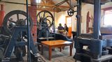Die geernteten Trauben werden bei Samuel's Gorge in 120 Jahre alten Steinbecken gepresst. Einmal im Monat versammeln sich seine Mitarbeiter in dem alten Landhaus um den Tisch. Justin kocht Lasagne und sie genießen den eigenen Wein. Ein entspannter Moment in seiner Sieben-Tage-Woche. "Ich würde es nicht noch einmal machen, es war so viel Arbeit", sagt der Winzer im Rückblick zur Übernahme des Weinguts