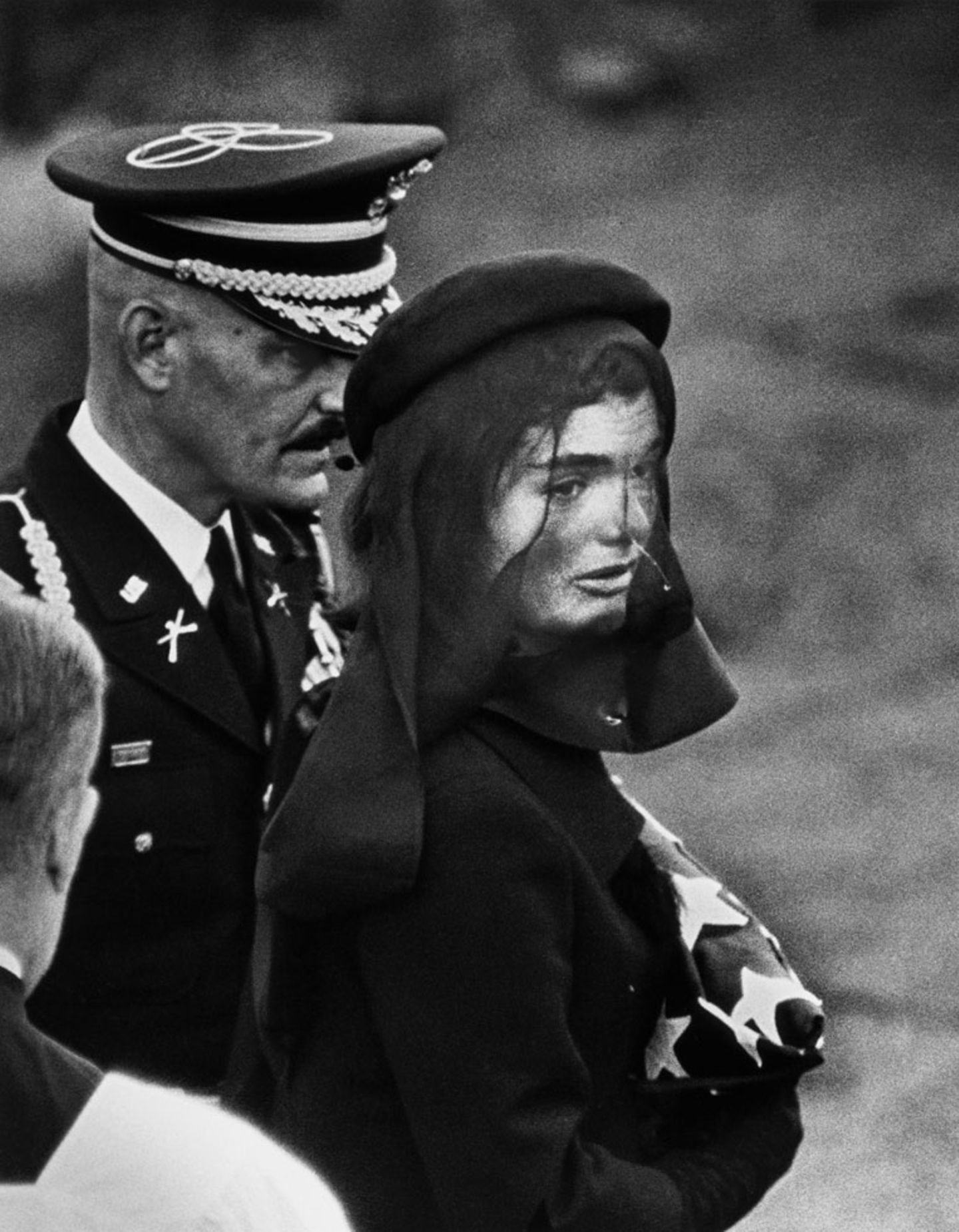 Auch das gehört zum Themenkomplex "Regarding Women": Die trauernde Witwe Jackie Kennedy 1963 auf der Beerdigung ihres Ehemanns, dem amerikanischen Präsidenden John F. Kennedy.
