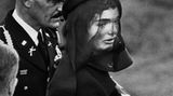 Auch das gehört zum Themenkomplex "Regarding Women": Die trauernde Witwe Jackie Kennedy 1963 auf der Beerdigung ihres Ehemanns, dem amerikanischen Präsidenden John F. Kennedy.