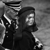 Auch das gehört zum Themenkomplex "Regarding Women": Die trauernde Witwe Jackie Kennedy 1963 auf der Beerdigung ihres Ehemanns, dem amerikanischen Präsidenden John F. Kennedy.