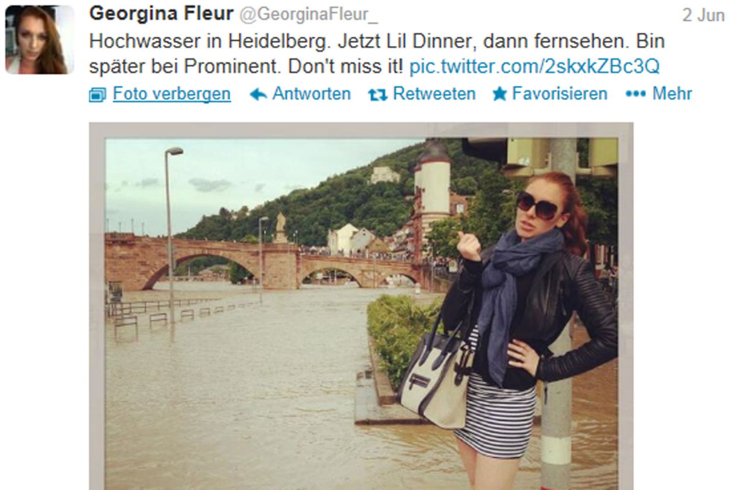 Vor dem Hochwasser posieren und gleichzeitig auf den eigenen Fernsehauftritt hinweisen - diesen Spagat kriegen nur wenige so widerspruchsfrei hin wie Georgina Fleur