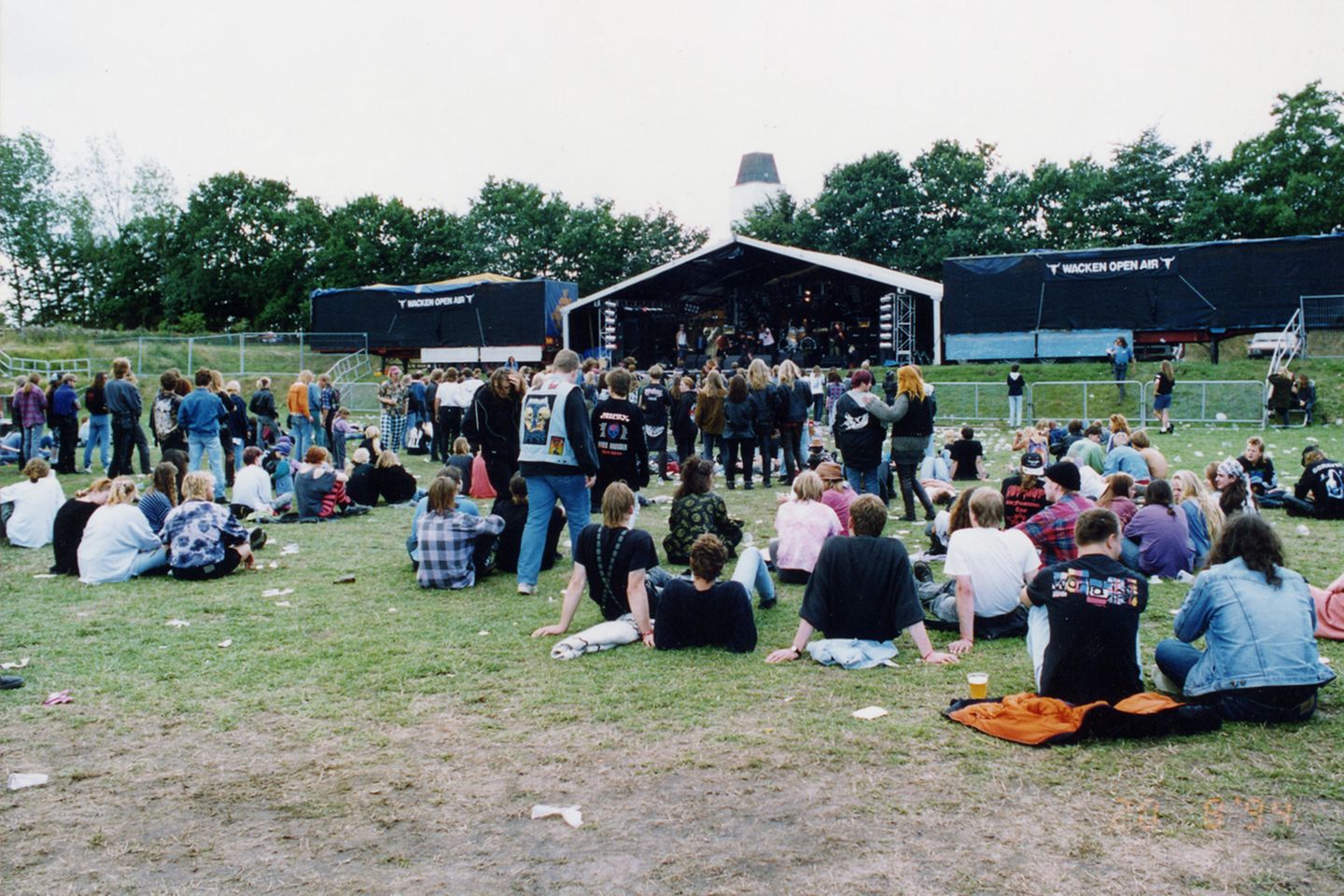 Kleine Bühnen, kaum Gedränge: Mit jedem Jahr pilgerten mehr Metal-Fans in das Dorf, das nicht einmal einen Bahnhof hat. Zum fünfjährigen Jubiläum 1994 wurden 4500 Tickets verkauft. Noch ahnte niemand, dass das Festival bald aus allen Nähten platzen wird.