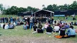 Kleine Bühnen, kaum Gedränge: Mit jedem Jahr pilgerten mehr Metal-Fans in das Dorf, das nicht einmal einen Bahnhof hat. Zum fünfjährigen Jubiläum 1994 wurden 4500 Tickets verkauft. Noch ahnte niemand, dass das Festival bald aus allen Nähten platzen wird.