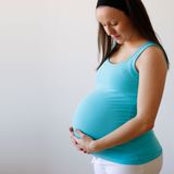 Warum Schwangere nicht umkippen  Kann man sich ja mal fragen: Warum fallen Frauen mit Babybauch eigentlich nicht nach vorne um? Für Standfestigkeit sorgen bestimmte Lendenwirbel. Diese machen es möglich, das Rückgrat stärker zu krümmen und so das Gleichgewicht zu halten, schreiben Katherine Whitcome von der University of Cincinnati in Ohio und ihr Team in einem Fachartikel, für den sie 2009 mit dem Ig-Nobelpreis in Physik ausgezeichnet wurden.