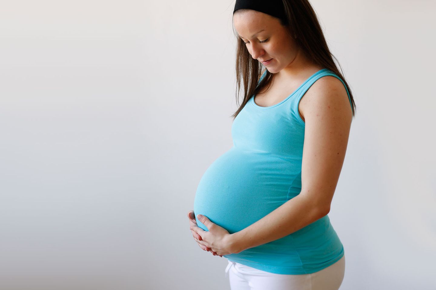 Kuriose Experimente: Warum Schwangere nicht umkippen Kann man sich ja mal fragen: Warum fallen Frauen mit Babybauch eigentlich nicht nach vorne um? Für Standfestigkeit sorgen bestimmte Lendenwirbel. Diese machen es möglich, das Rückgrat stärker zu krümmen und so das Gleichgewicht zu halten, schreiben Katherine Whitcome von der University of Cincinnati in Ohio und ihr Team in einem Fachartikel, für den sie 2009 mit dem Ig-Nobelpreis in Physik ausgezeichnet wurden. Warum Schwangere nicht umkippen Kann man sich ja mal fragen: Warum fallen Frauen mit Babybauch eigentlich nicht nach vorne um? Für Standfestigkeit sorgen bestimmte Lendenwirbel. Diese machen es möglich, das Rückgrat stärker zu krümmen und so das Gleichgewicht zu halten, schreiben Katherine Whitcome von der University of Cincinnati in Ohio und ihr Team in einem Fachartikel, für den sie 2009 mit dem Ig-Nobelpreis in Physik ausgezeichnet wurden.