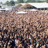 1999 waren es schon 20.000 Besucher. Der Ticketpeis lag bei umgerechnet knapp 30 Euro, dafür gab es 82 Bands zu sehen - unter anderem "Amon Amarth", "Saxon", "In Extremo" und "Dimmu Borgir".