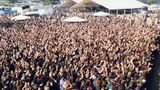 1999 waren es schon 20.000 Besucher. Der Ticketpeis lag bei umgerechnet knapp 30 Euro, dafür gab es 82 Bands zu sehen - unter anderem "Amon Amarth", "Saxon", "In Extremo" und "Dimmu Borgir".