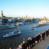 Dutzende von Hafenrundfahrtschiffen und Barkassen begleiten das Auslaufen: Nach der Taufe fährt "Mein Schiff 3" elbabwärts an den Hamburger Landungsbrücken nach Altona, wo Helene Fischer abends ein Konzert auf dem Fischmarkt vor 15.000 Zuschauern gibt.