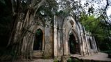 Geradezu verwunschen wirkt die Kapelle beim Palácio de Monserrate, wo sich die Natur im Laufe der Jahrhunderte verlorenes Terrain zurückerobert hat