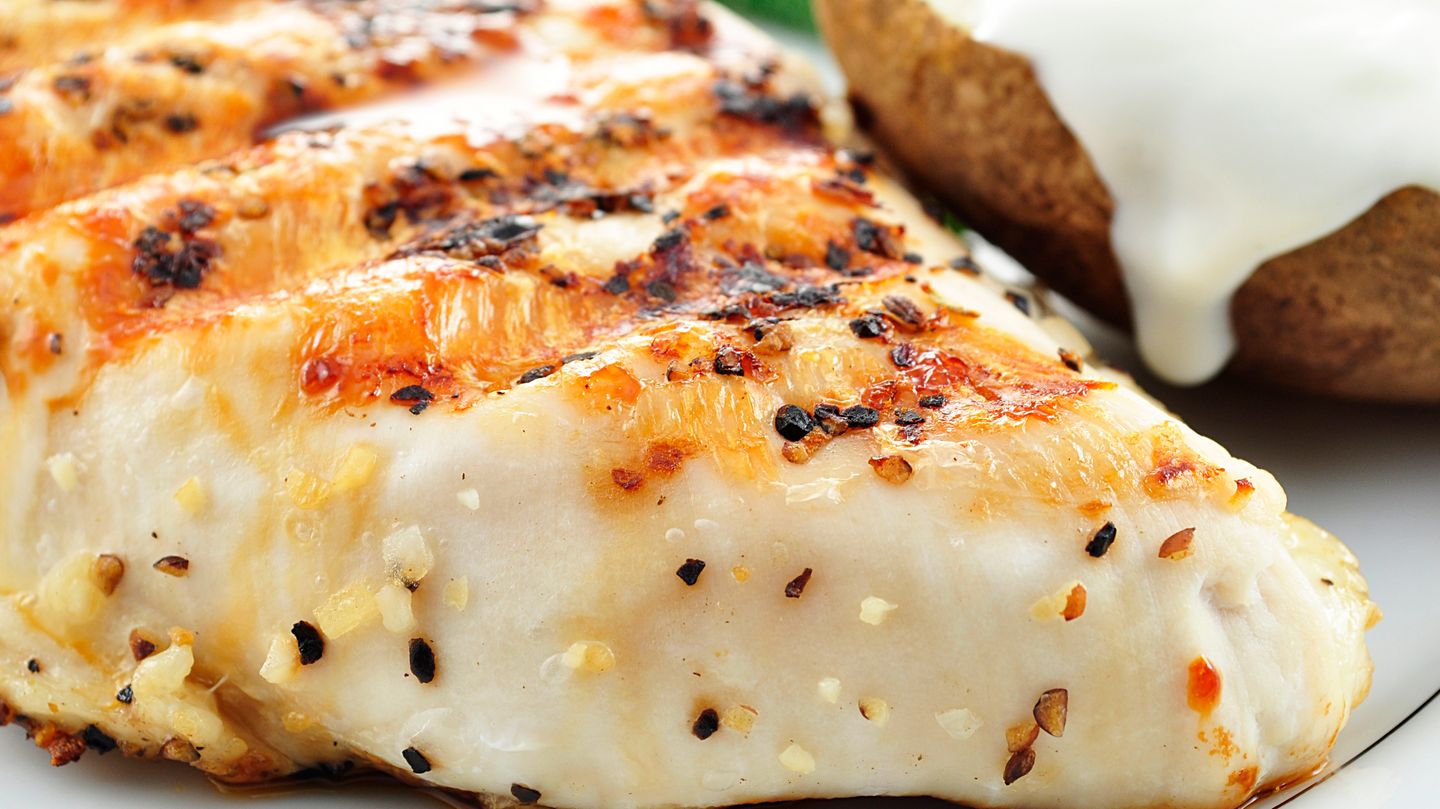 Geschickt gewendet erhält die Hähnchenbrust ein hübsches Grillmuster