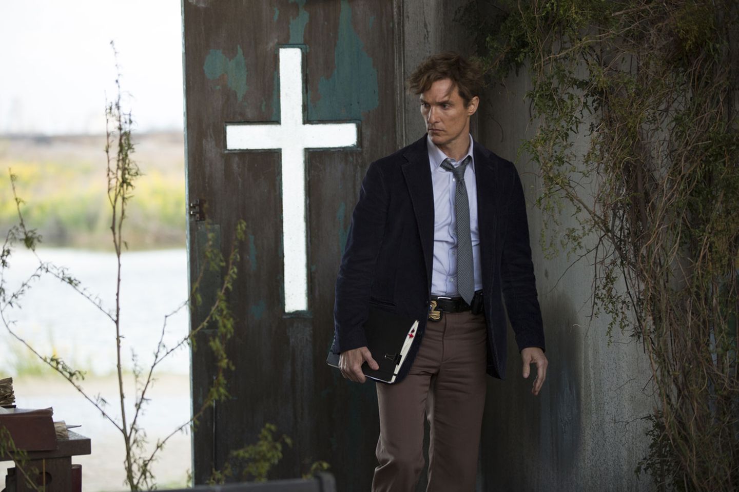 "True Detective"   Der Achtteiler von Autor Nic Pizzolatto führt den Zuschauer in eine trostlose Welt kaputter Ermittler und perverser Ritualmorde. Die beiden ehemaligen Polizisten Rust Cohle (Matthew McConaughey, Foto) und Marty Hart (Woody Harrelson) versuchen, eine 17 Jahre zurückliegende Mordserie aufzuklären. "True Detective" wurde in der Königskategorie Beste Dramaserie übergangen und musste sich mit dem Emmy für die beste Regie bei einer Dramaserie begnügen.  Geeignet für: Freunde düsterer Kriminalliteratur und Fans der Südstaatenkultur.  Wo kann ich das sehen? "True Detective" läuft hierzulande auf Sky Atlantic.