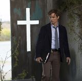 "True Detective"   Der Achtteiler von Autor Nic Pizzolatto führt den Zuschauer in eine trostlose Welt kaputter Ermittler und perverser Ritualmorde. Die beiden ehemaligen Polizisten Rust Cohle (Matthew McConaughey, Foto) und Marty Hart (Woody Harrelson) versuchen, eine 17 Jahre zurückliegende Mordserie aufzuklären. "True Detective" wurde in der Königskategorie Beste Dramaserie übergangen und musste sich mit dem Emmy für die beste Regie bei einer Dramaserie begnügen.  Geeignet für: Freunde düsterer Kriminalliteratur und Fans der Südstaatenkultur.  Wo kann ich das sehen? "True Detective" läuft hierzulande auf Sky Atlantic.