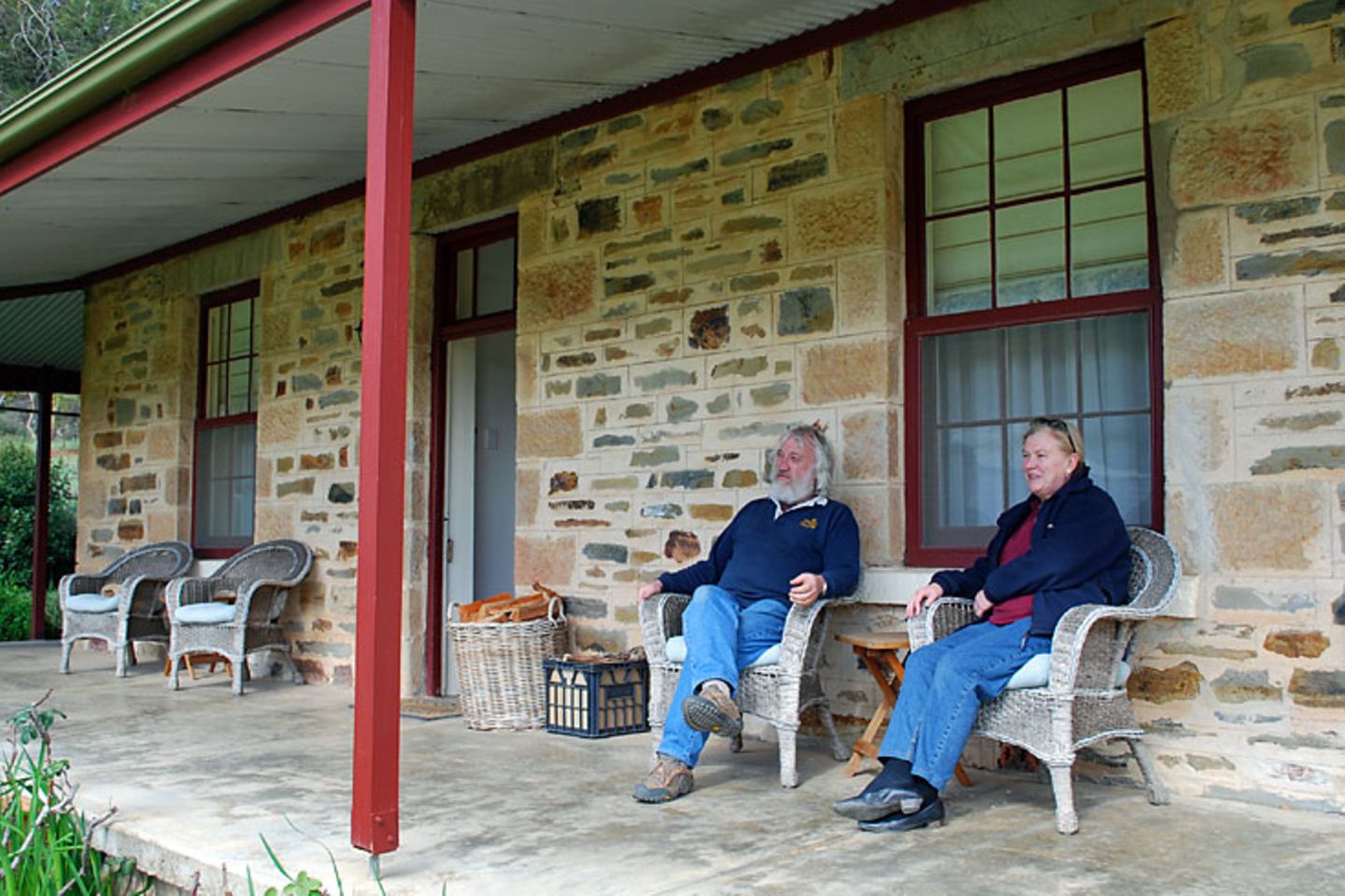 "Das einzige, was wir damals über Wein wussten: wie man mit dem Korkenzieher ein Flasche öffnet", erinnert sich Dave. Jetzt sitzen sie auf der Veranda des 120 Jahre alten Farmhouse zwischen den Weinbergen, das sie an Gäste vermieten. Zu ihrem Weinreich gehört noch das Skillogalee Restaurant, in dem möglichst nur regionale Produkte verarbeitet und ihre vom "Wine Spectator" ausgzeichneten Weine serviert werden