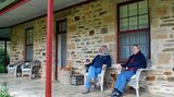 "Das einzige, was wir damals über Wein wussten: wie man mit dem Korkenzieher ein Flasche öffnet", erinnert sich Dave. Jetzt sitzen sie auf der Veranda des 120 Jahre alten Farmhouse zwischen den Weinbergen, das sie an Gäste vermieten. Zu ihrem Weinreich gehört noch das Skillogalee Restaurant, in dem möglichst nur regionale Produkte verarbeitet und ihre vom "Wine Spectator" ausgzeichneten Weine serviert werden