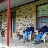 "Das einzige, was wir damals über Wein wussten: wie man mit dem Korkenzieher ein Flasche öffnet", erinnert sich Dave. Jetzt sitzen sie auf der Veranda des 120 Jahre alten Farmhouse zwischen den Weinbergen, das sie an Gäste vermieten. Zu ihrem Weinreich gehört noch das Skillogalee Restaurant, in dem möglichst nur regionale Produkte verarbeitet und ihre vom "Wine Spectator" ausgzeichneten Weine serviert werden