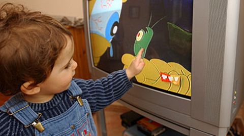 Flackernde Bilder ziehen magisch an, doch der Fernseher ersetzt keine reale Beziehung