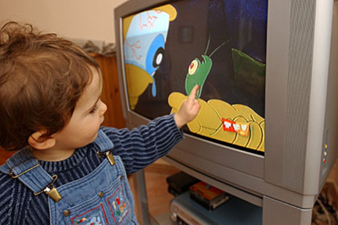 Flackernde Bilder ziehen magisch an, doch der Fernseher ersetzt keine reale Beziehung